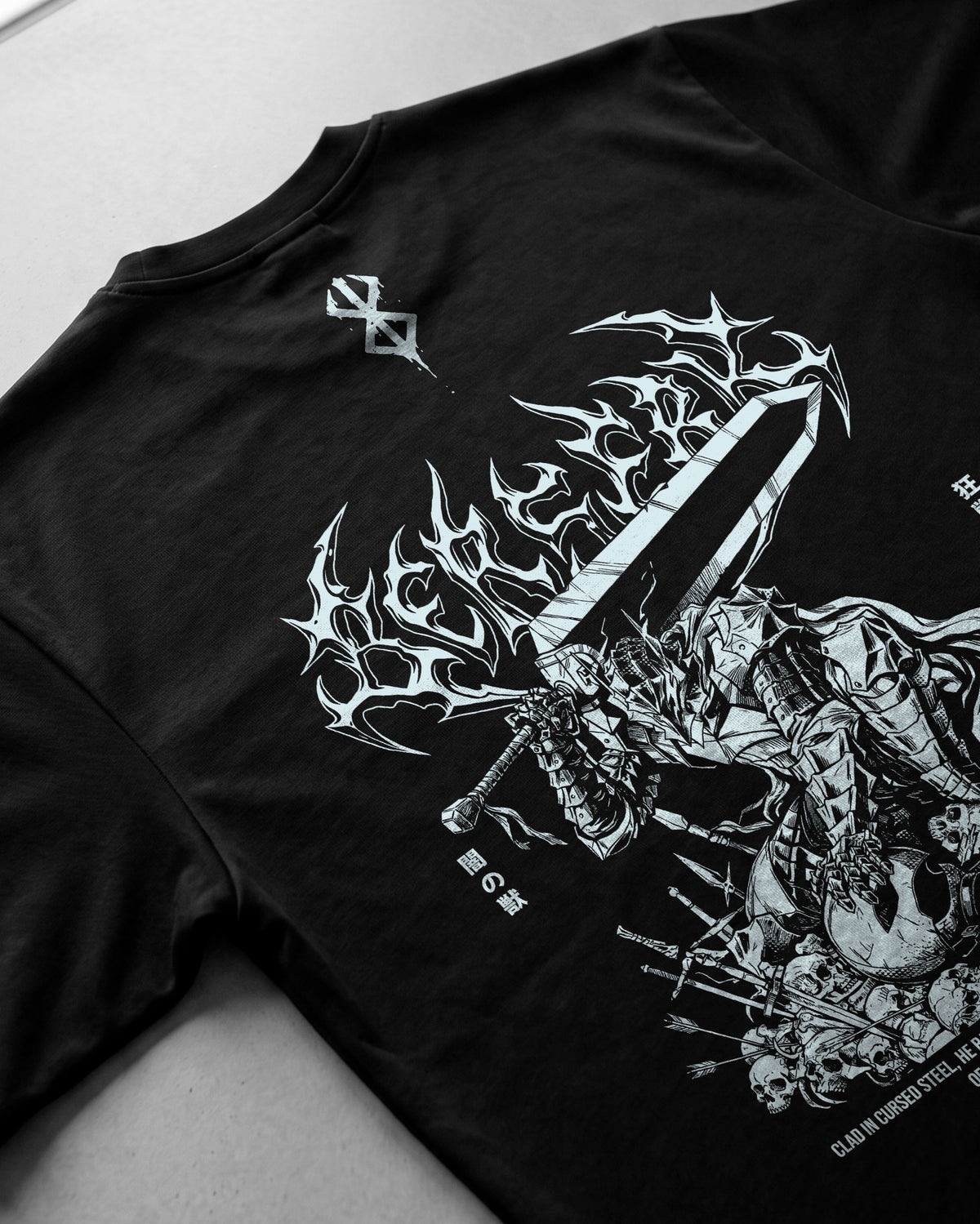 Detalle del estampado trasero de la camiseta Berserk