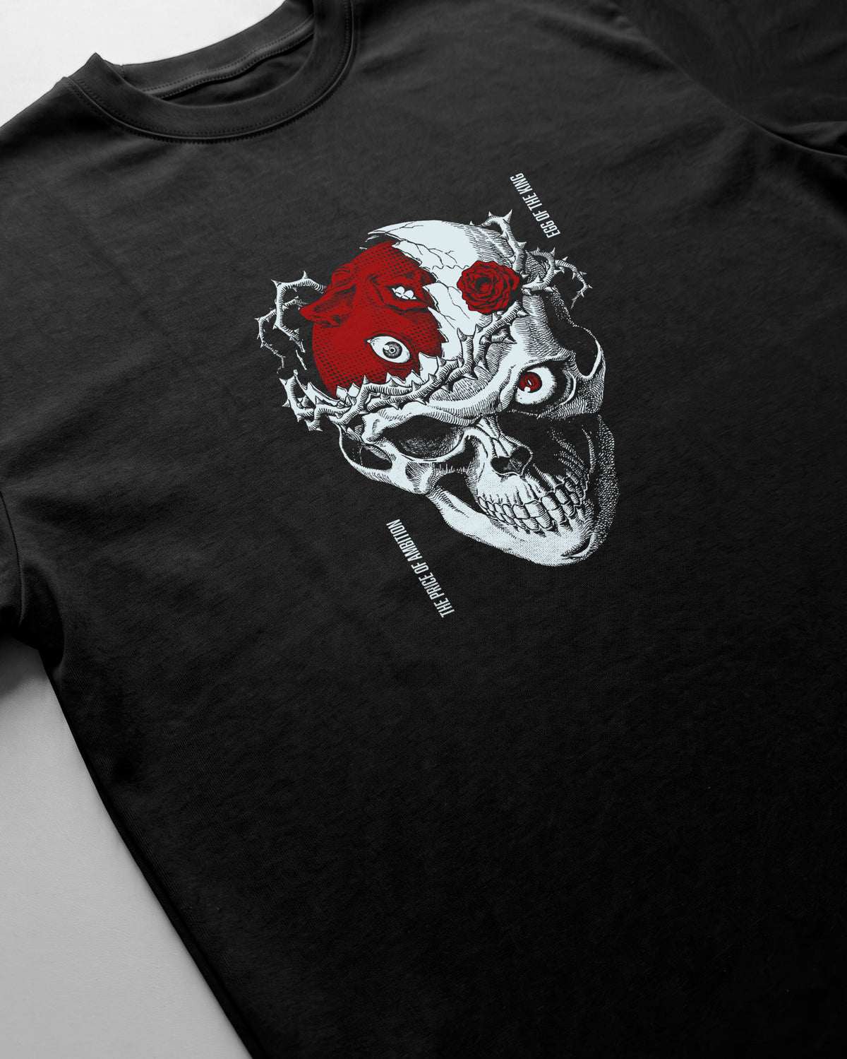 Detalle del estampado frontal de la camiseta Berserk