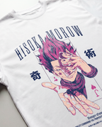 Detalle del estampado morado de la camiseta Hisoka Morow
