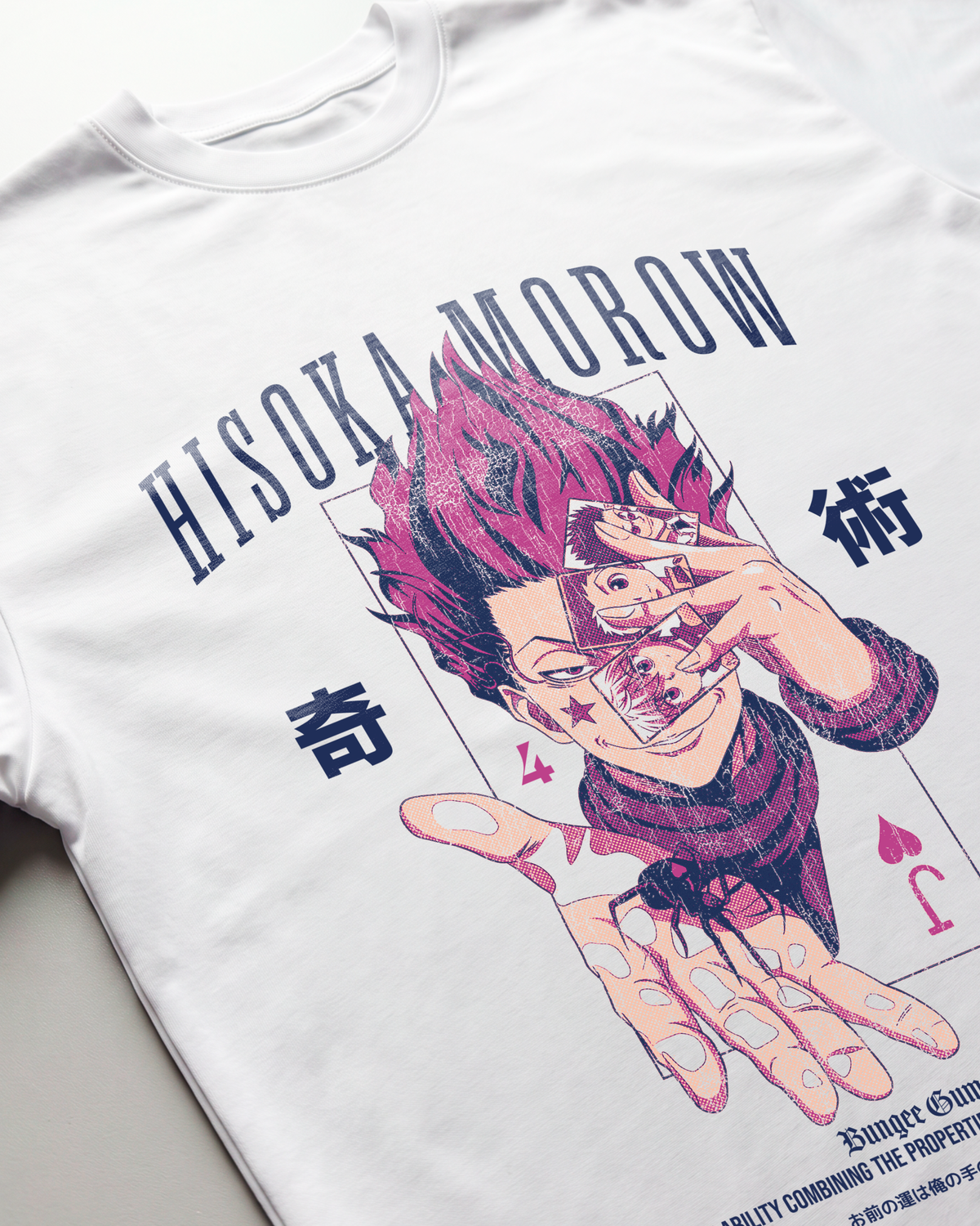 Detalle del estampado morado de la camiseta Hisoka Morow