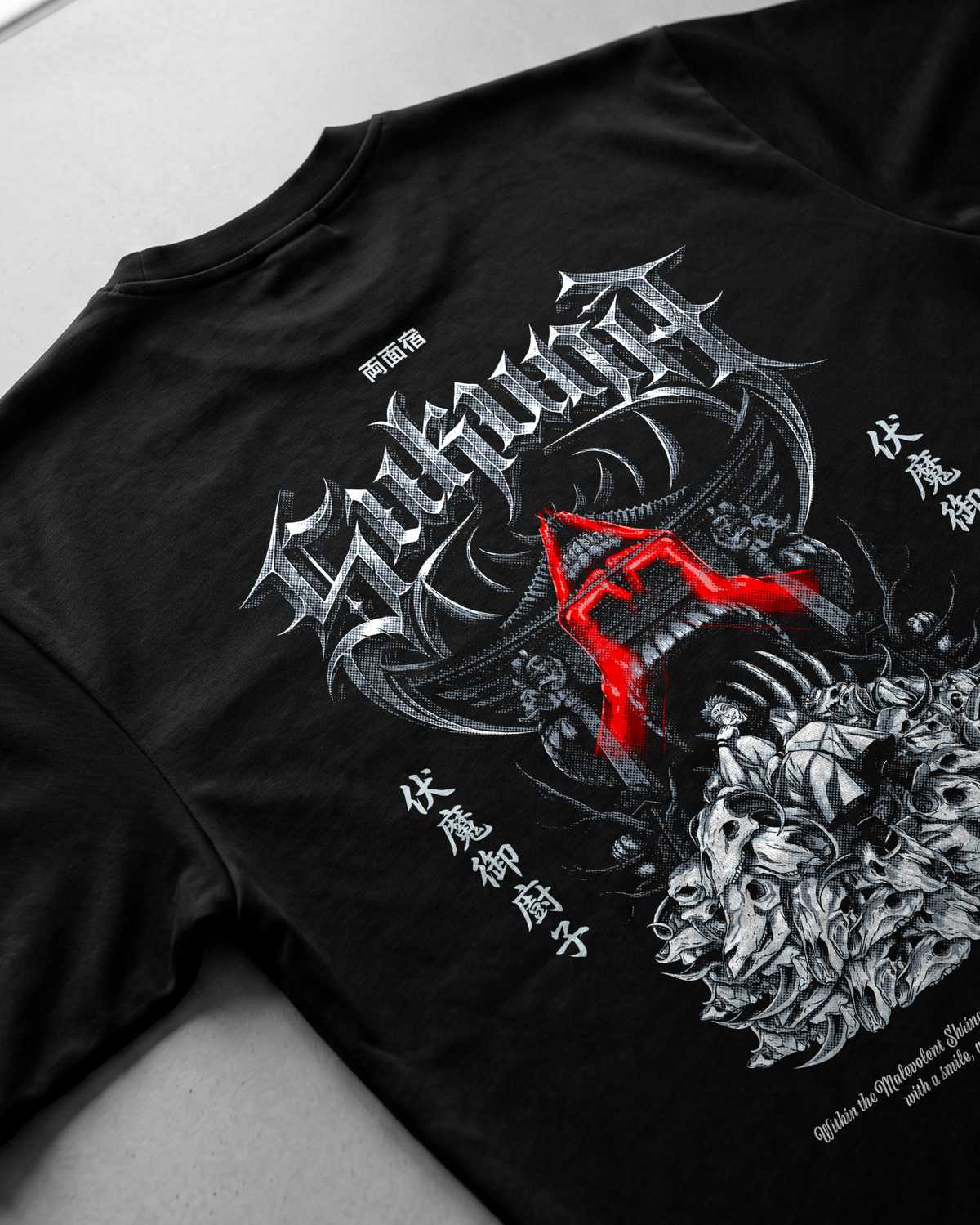 Detalle del estampado trasero de la camiseta Sukuna