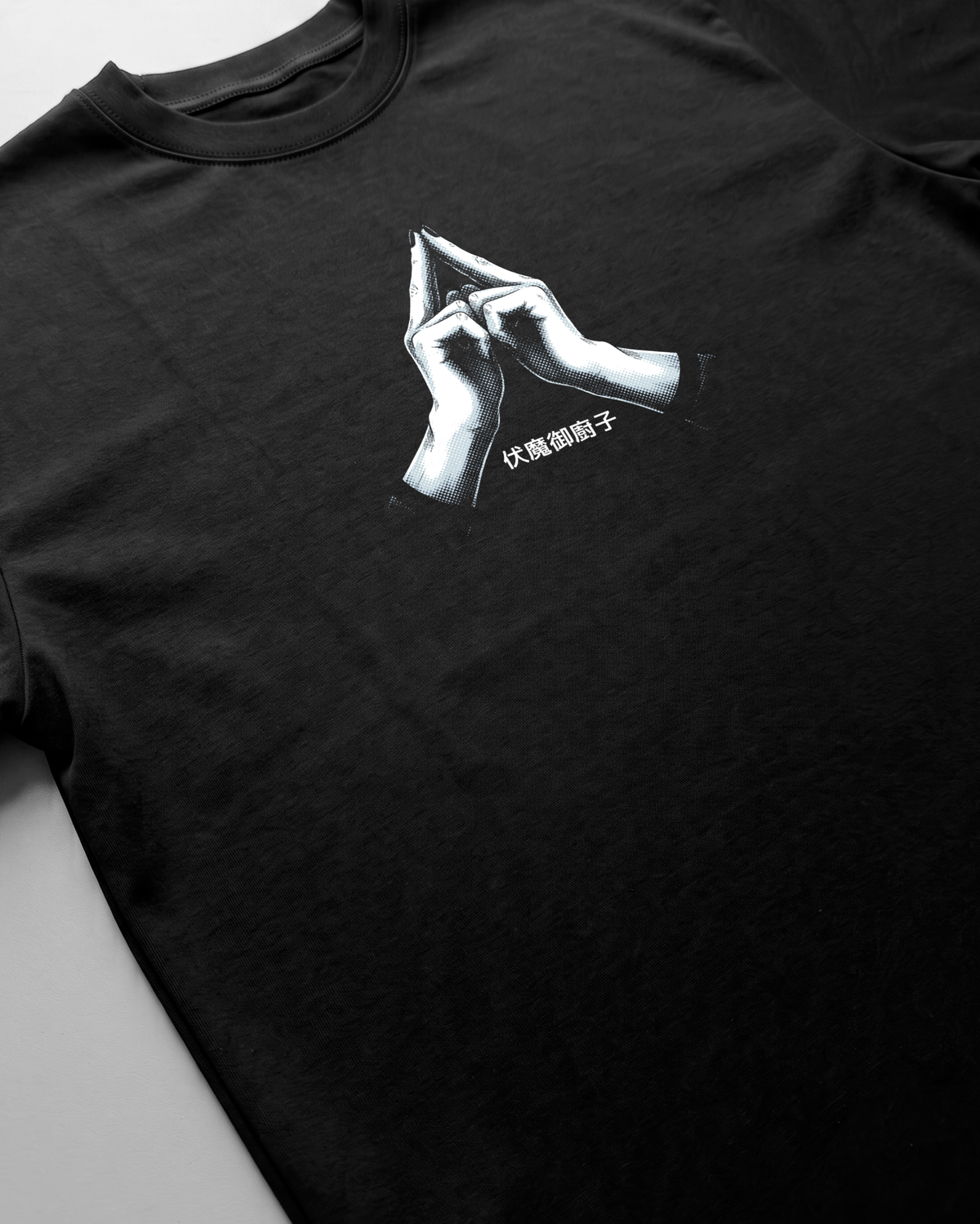 Detalle del estampado frontal de la camiseta Sukuna