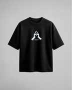 Camiseta oversize negra Sukuna - vista frontal con el sello de las manos