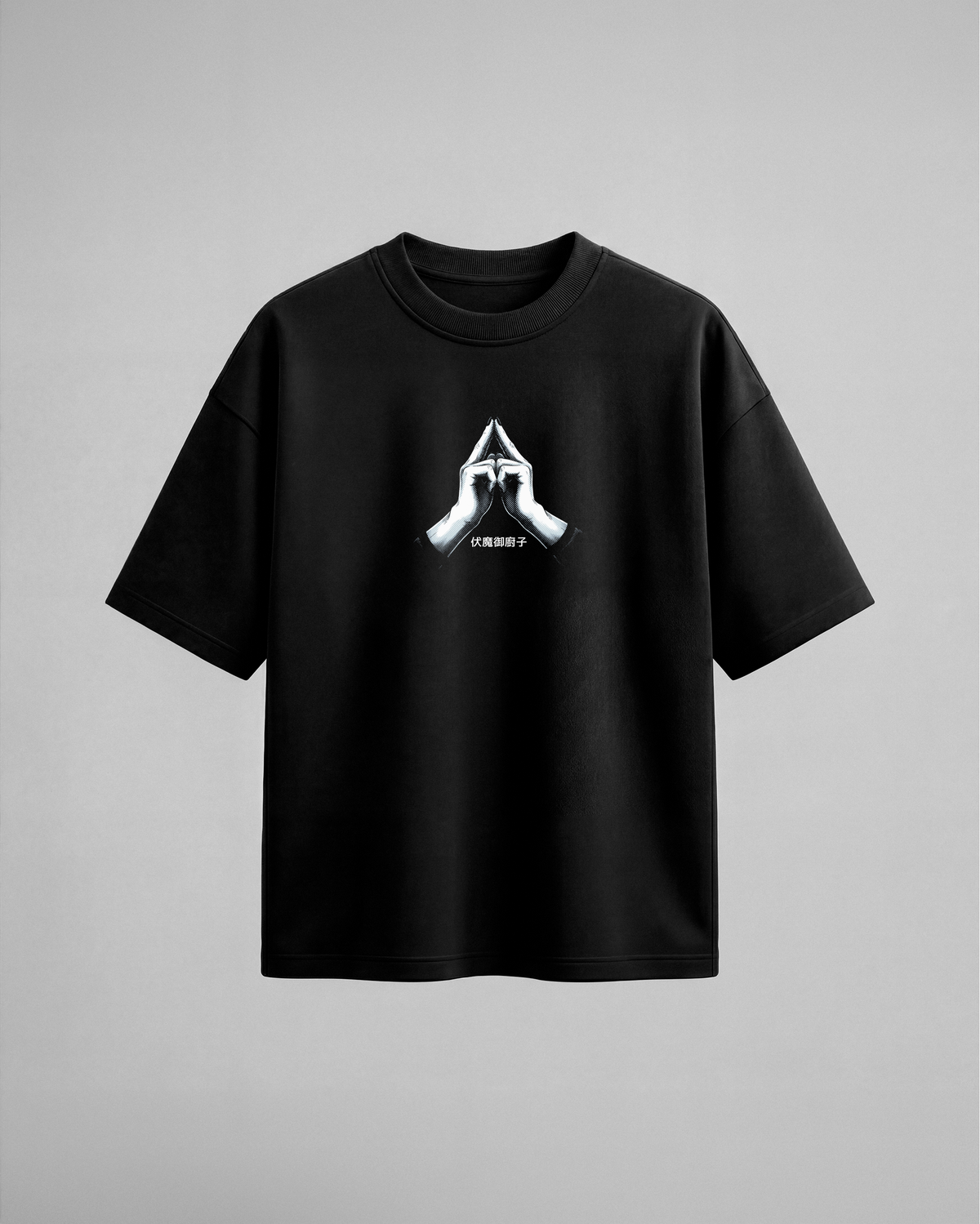 Camiseta oversize negra Sukuna - vista frontal con el sello de las manos