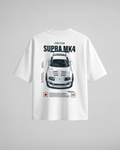 Camiseta oversize blanca Toyota Supra MK4 - vista trasera con el estampado JDM ICON