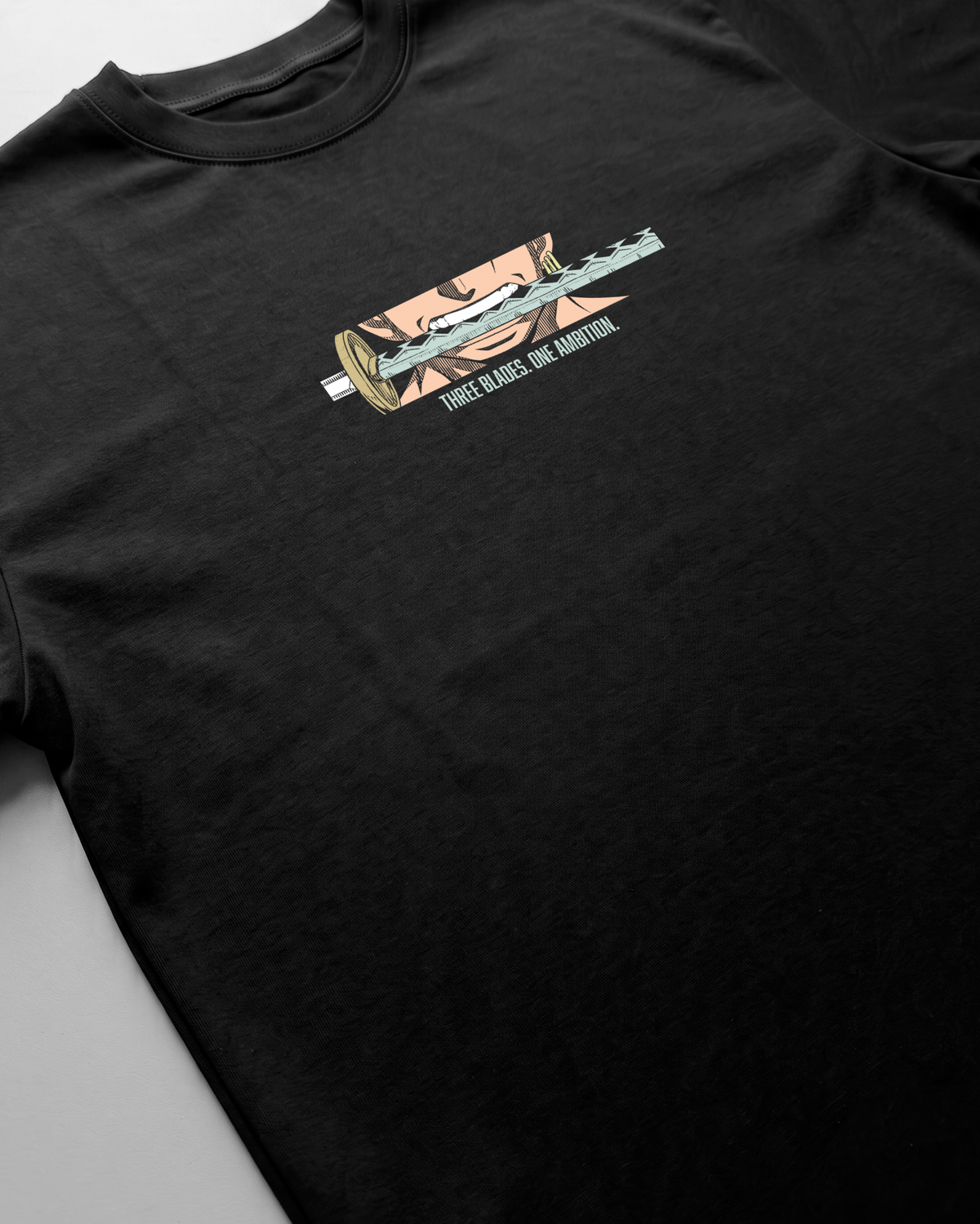 Detalle del estampado frontal de la camiseta Roronoa Zoro