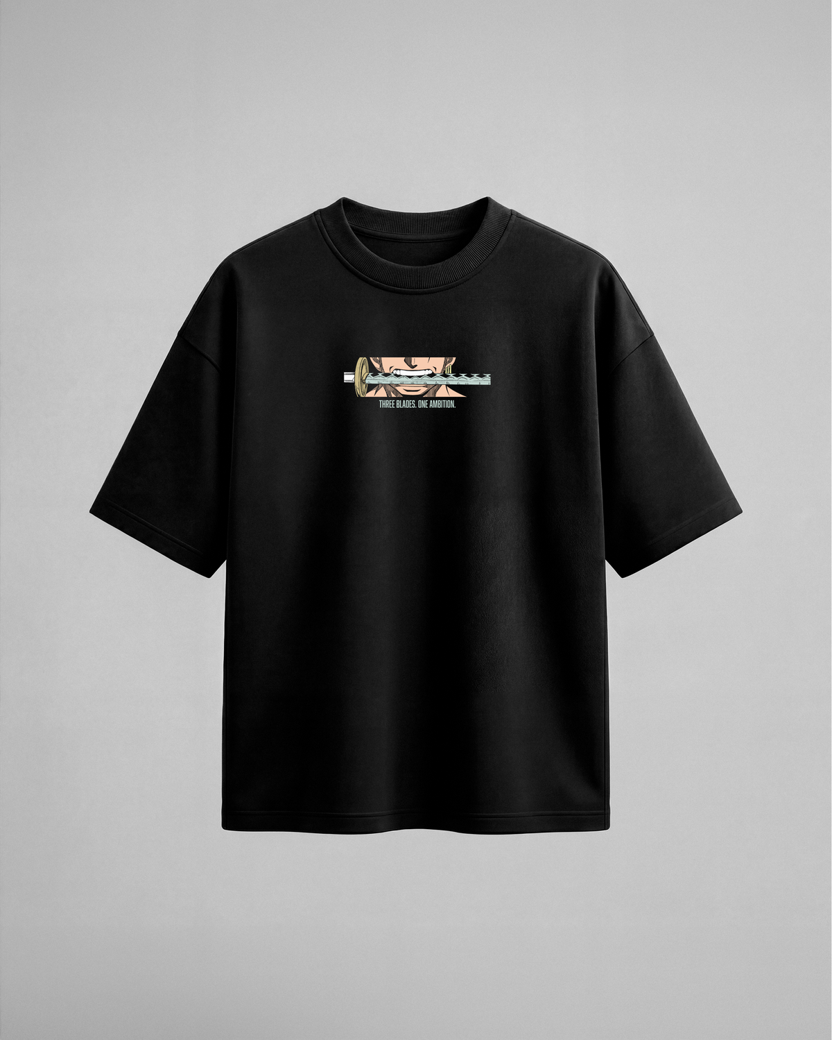 Camiseta oversize negra Roronoa Zoro - vista frontal con la espada en la boca