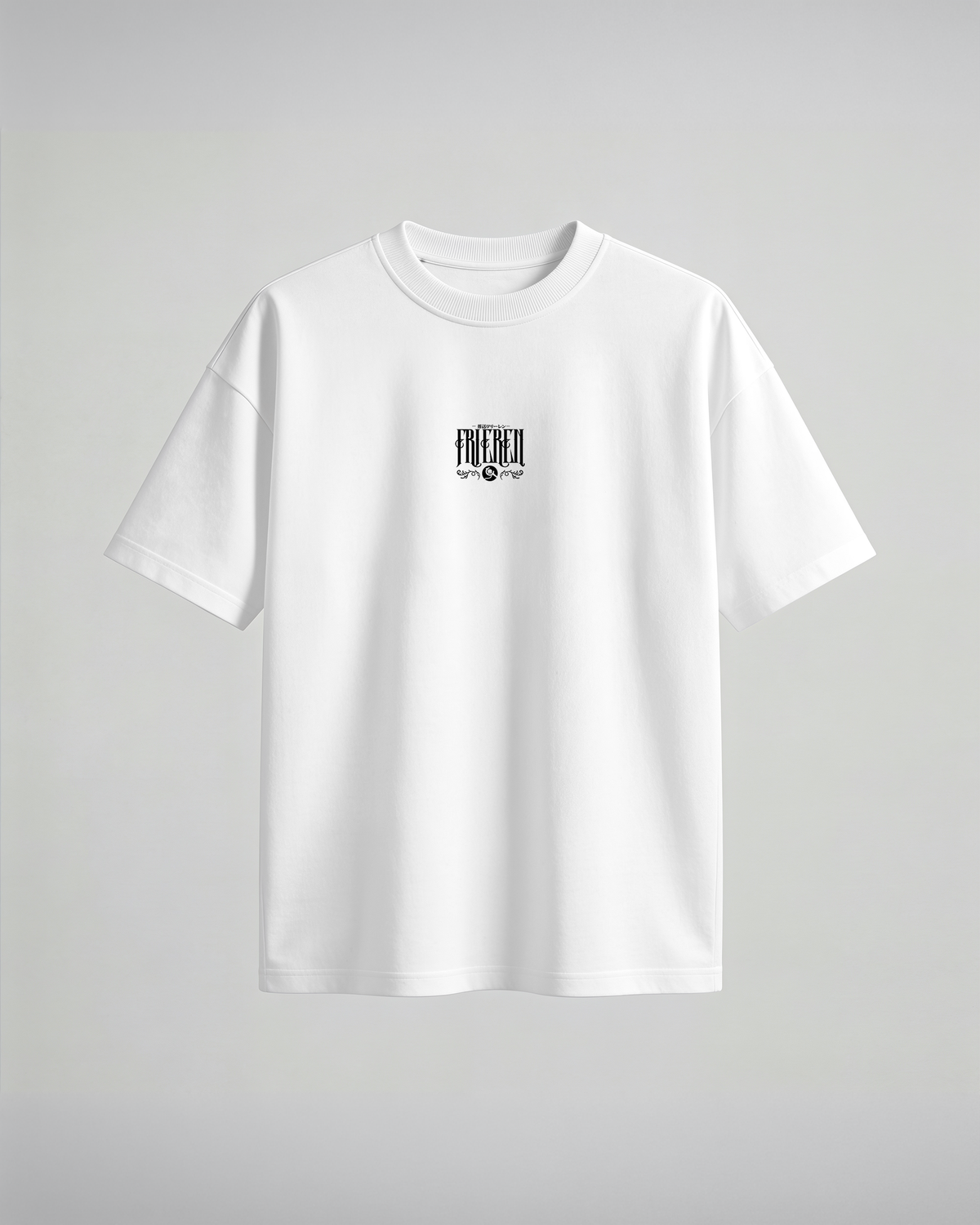 Camiseta oversize Frieren, color blanco, estampado naranja, vista frontal
