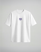 Camiseta oversize Frieren, color blanco, estampado púrpura, vista frontal