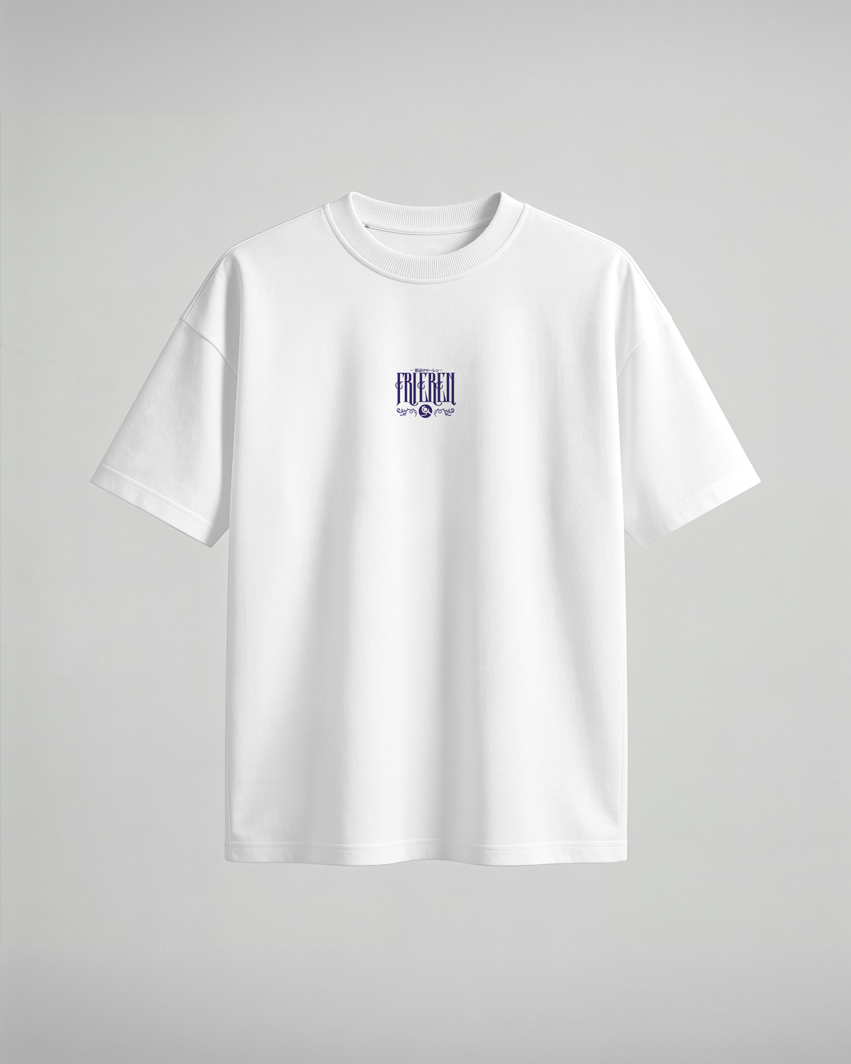 Camiseta oversize Frieren, color blanco, estampado púrpura, vista frontal