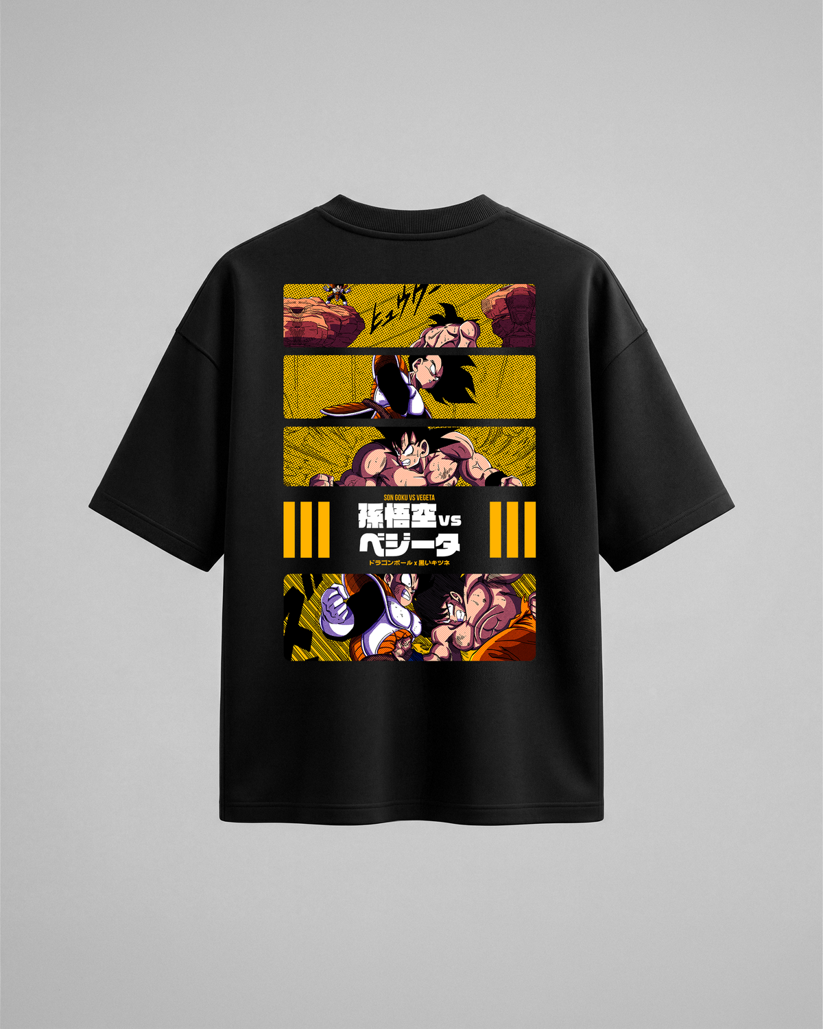 Camiseta oversize Goku vs Vegeta de Dragon Ball Z, color negro, estampado amarillo, vista trasera
