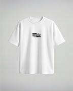 Camiseta oversize Hidden Inventory de Jujutsu Kaisen, color blanco, estampado púrpura, vista frontal