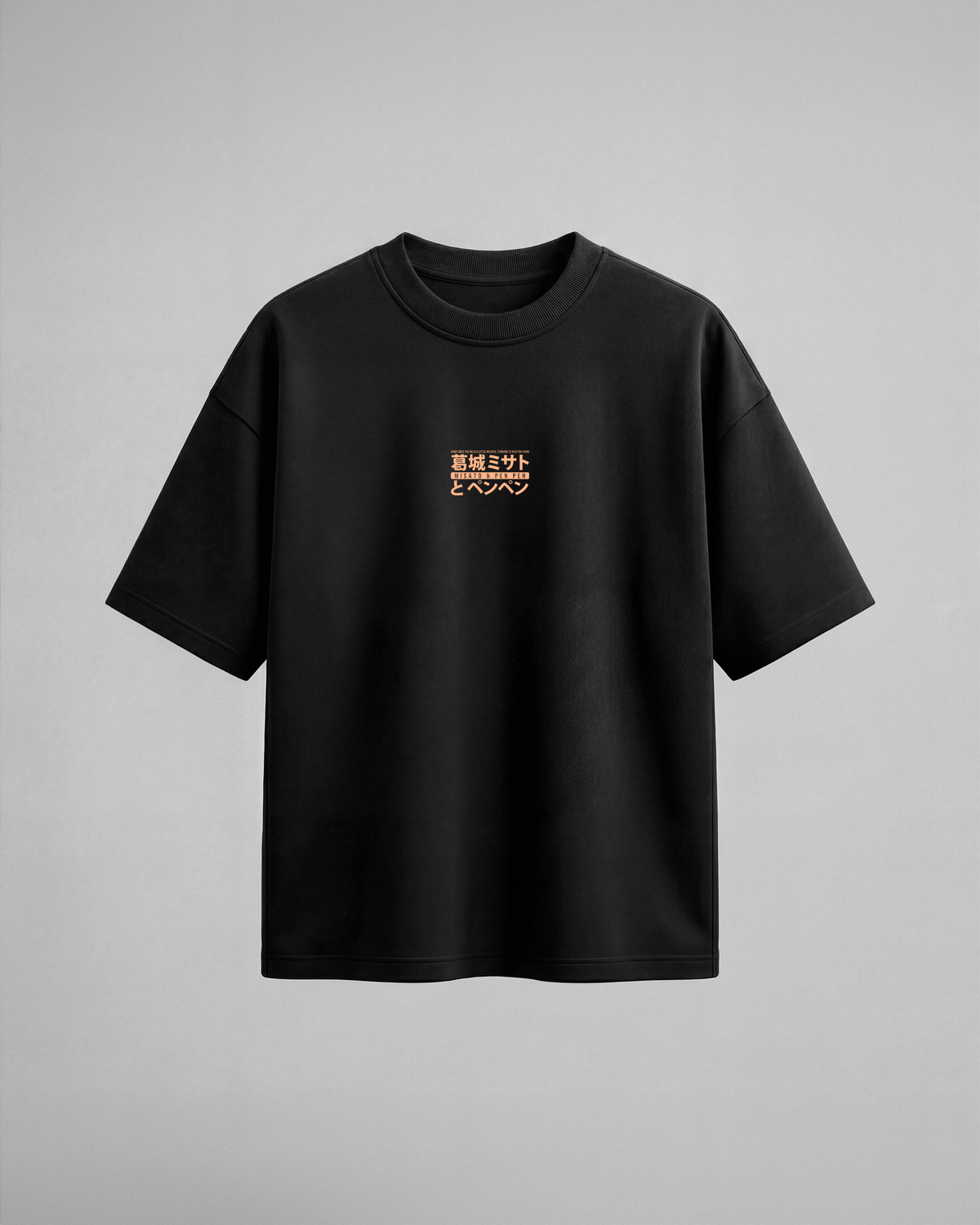 Camiseta oversize Misato y Pen Pen de Evangelion, color negro, estampado naranja, vista frontal