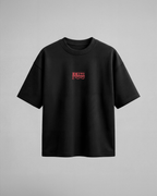 Camiseta oversize Misato y Pen Pen de Evangelion, color negro, estampado rojo, vista frontal