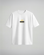 Camiseta oversize Moharaga de Jujutsu Kaisen, color blanco, estampado amarillo, vista frontal