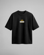 Camiseta oversize Moharaga de Jujutsu Kaisen, color negro, estampado amarillo, vista frontal
