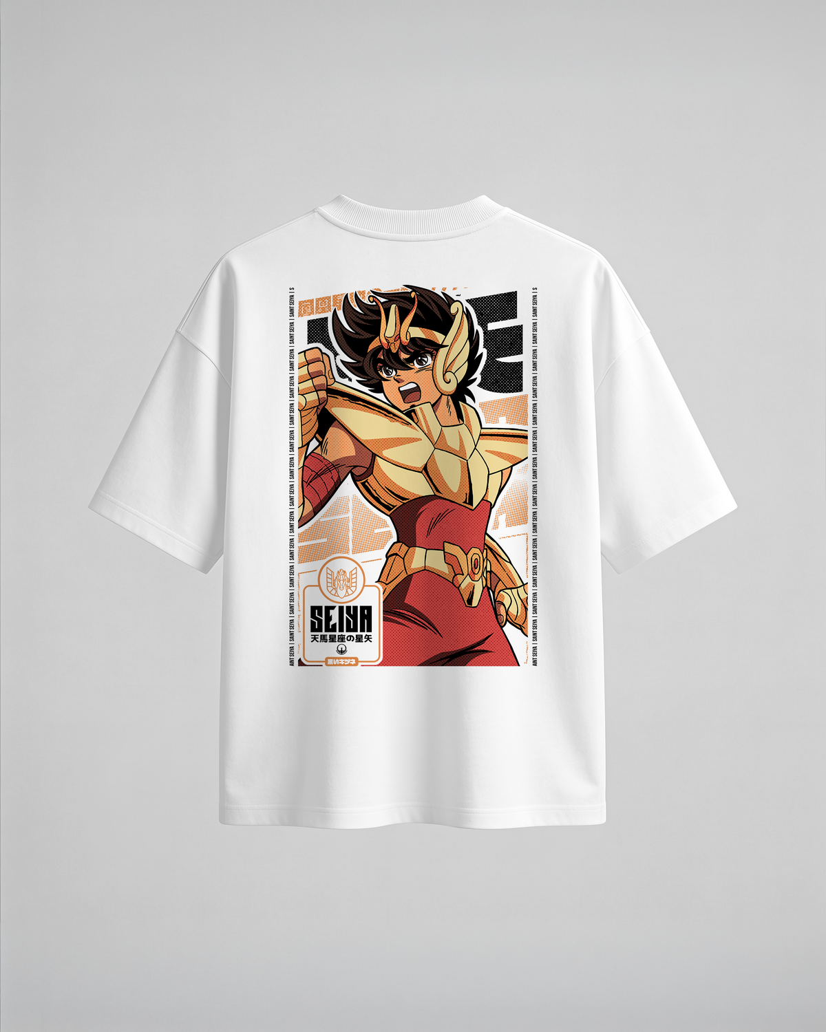 Camiseta oversize Seiya de Saint Seiya, color blanco, estampado naranja, vista trasera