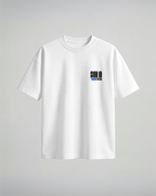 Camiseta oversize Solo Leveling No Questions, color blanco, estampado azul, vista frontal
