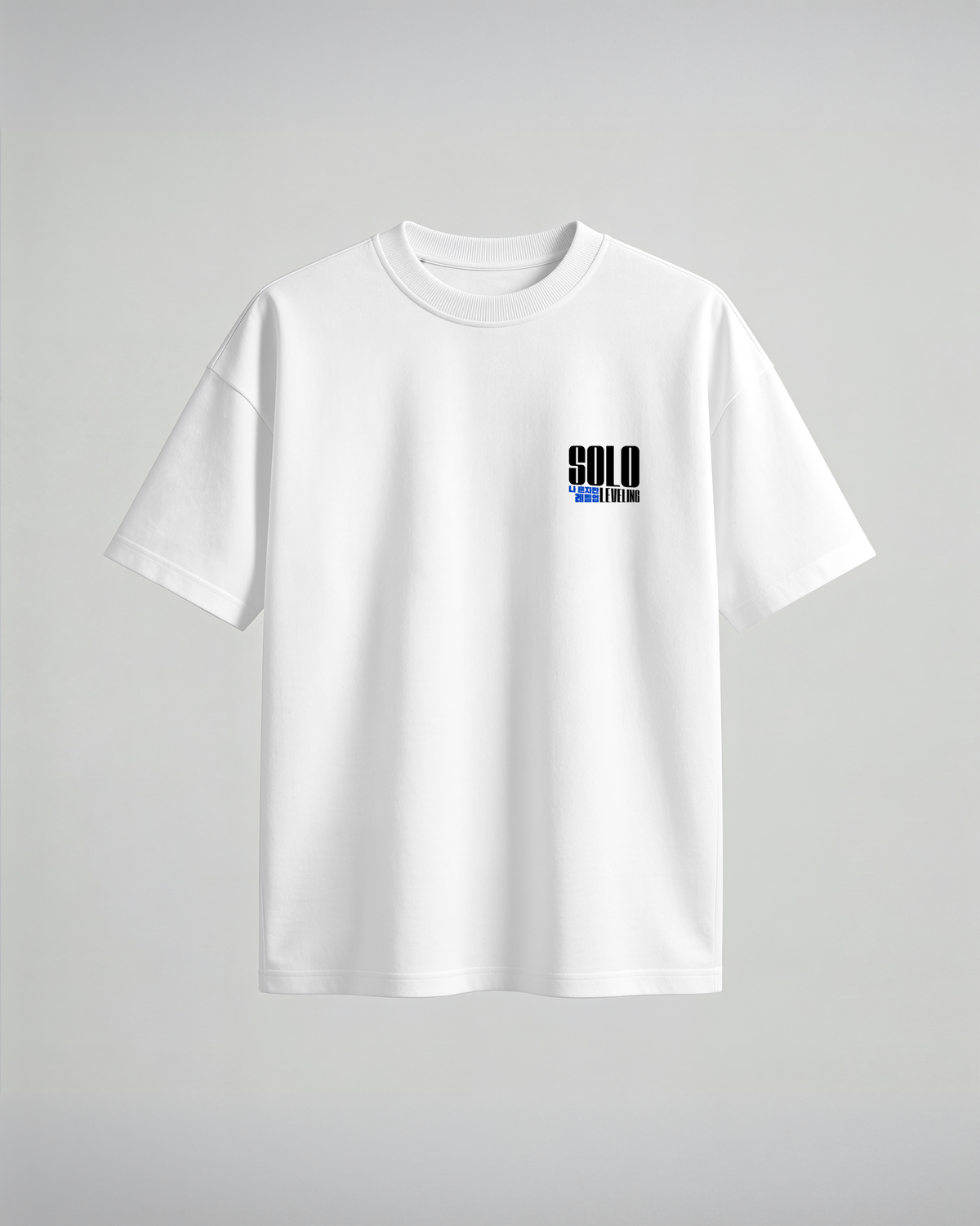 Camiseta oversize Solo Leveling No Questions, color blanco, estampado azul, vista frontal
