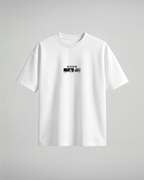 Camiseta oversize Upper Rank Moons de Demon Slayer, color blanco, estampado naranja, vista frontal