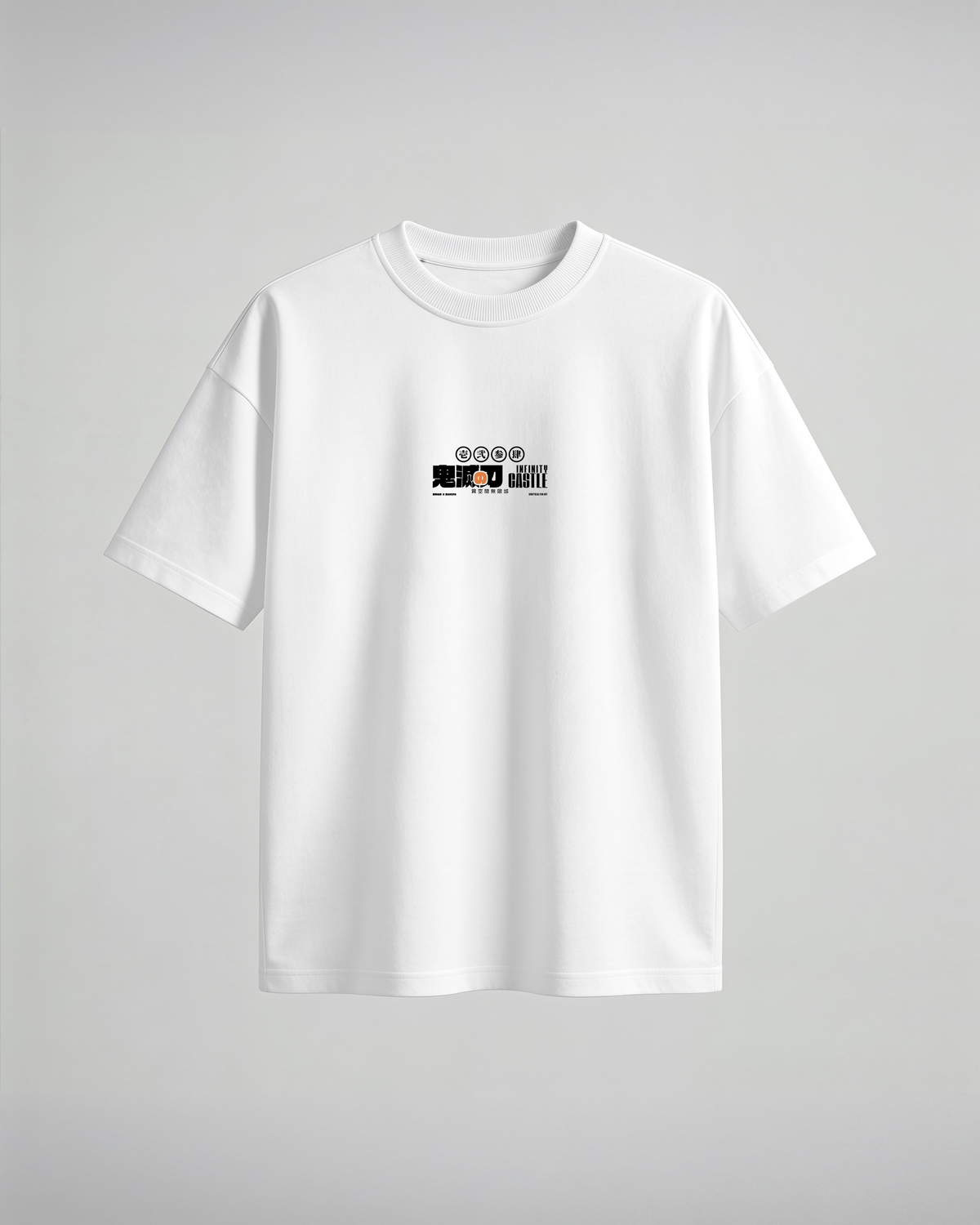 Camiseta oversize Upper Rank Moons de Demon Slayer, color blanco, estampado naranja, vista frontal
