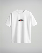 Camiseta oversize Upper Rank Moons de Demon Slayer, color blanco, estampado rojo, vista frontal
