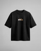 Camiseta oversize Upper Rank Moons de Demon Slayer, color negro, estampado rojo, vista frontal